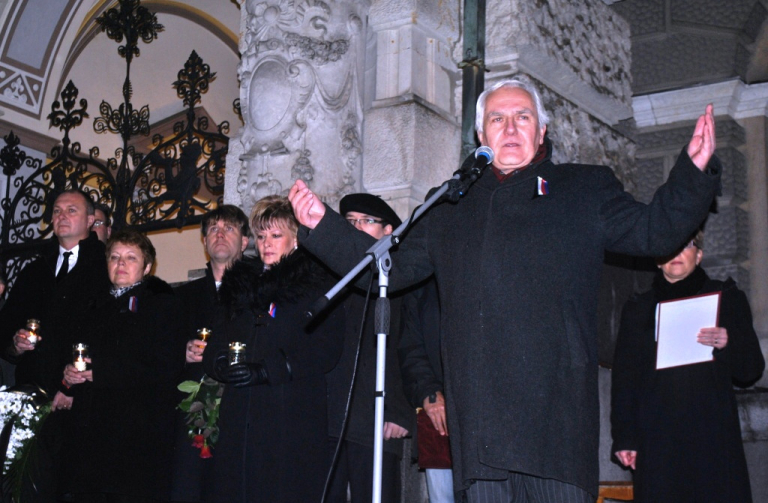 Na náměstí promluvil blízký spolupracovník V. Havla Jan Šolc, vedle něho  vlevo primátorka a náměstek hejtmana